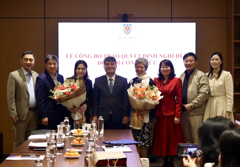 Trao quyết định nghỉ hưu cho 2 cán bộ tư pháp